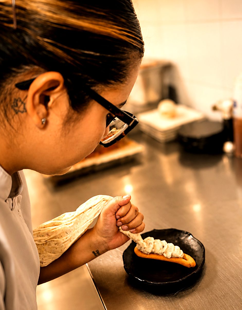 Ana, propietaria de Atemporal, emplatando en la cocina