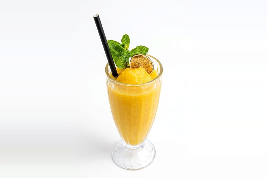 Cóctel de mango con hierbabuena