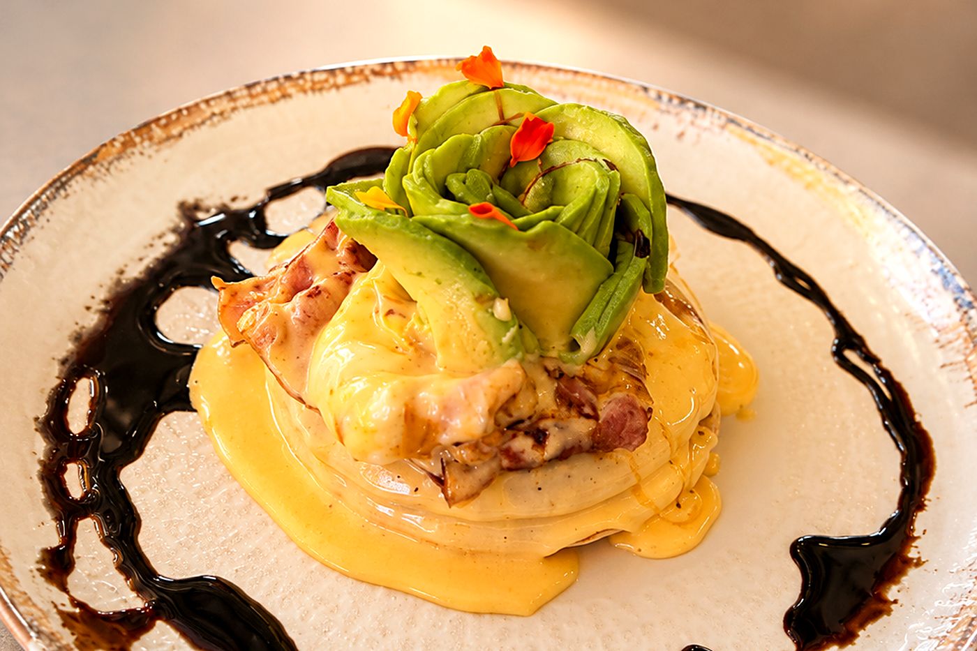 Huevos Benedict con aguacate